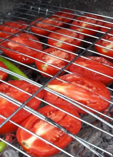 grill tomatoes on barbecue