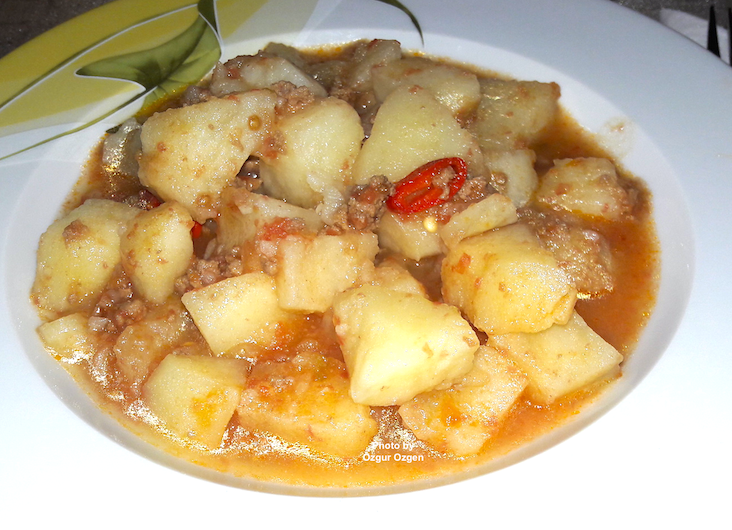 How to Cook Potato Stew with Ground Beef?